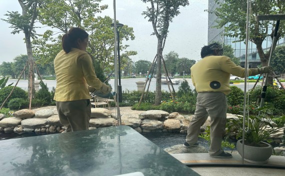 Áo Điều Hòa KITO Cho Lao Công Dọn Vệ Sinh: Mát Hơn Khi Quét Rác, Lau Dọn Khu Đô Thị
