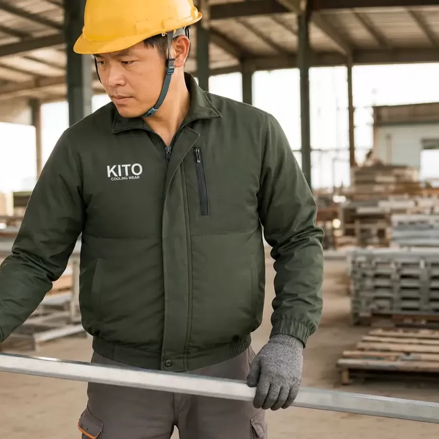 Người lao động mặc áo điều hòa KITO trong môi trường làm việc