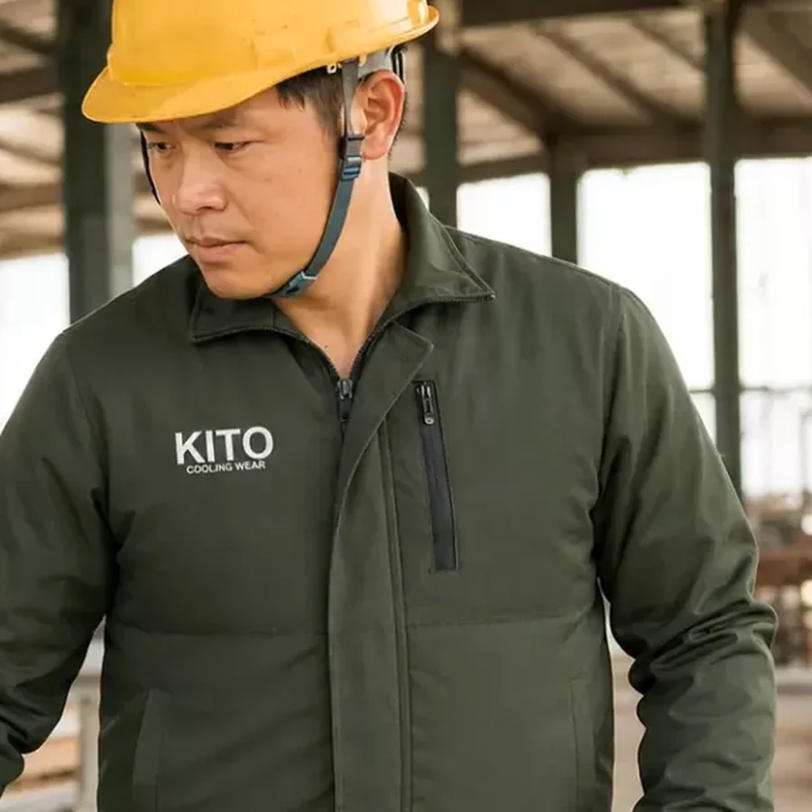 Người mặc áo điều hòa KITO kiểm tra form phần vai và cổ