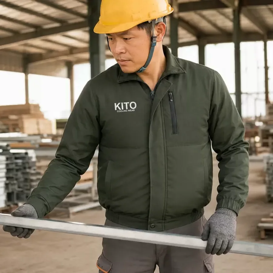 Người lao động mặc áo điều hòa KITO khi làm việc ngoài trời