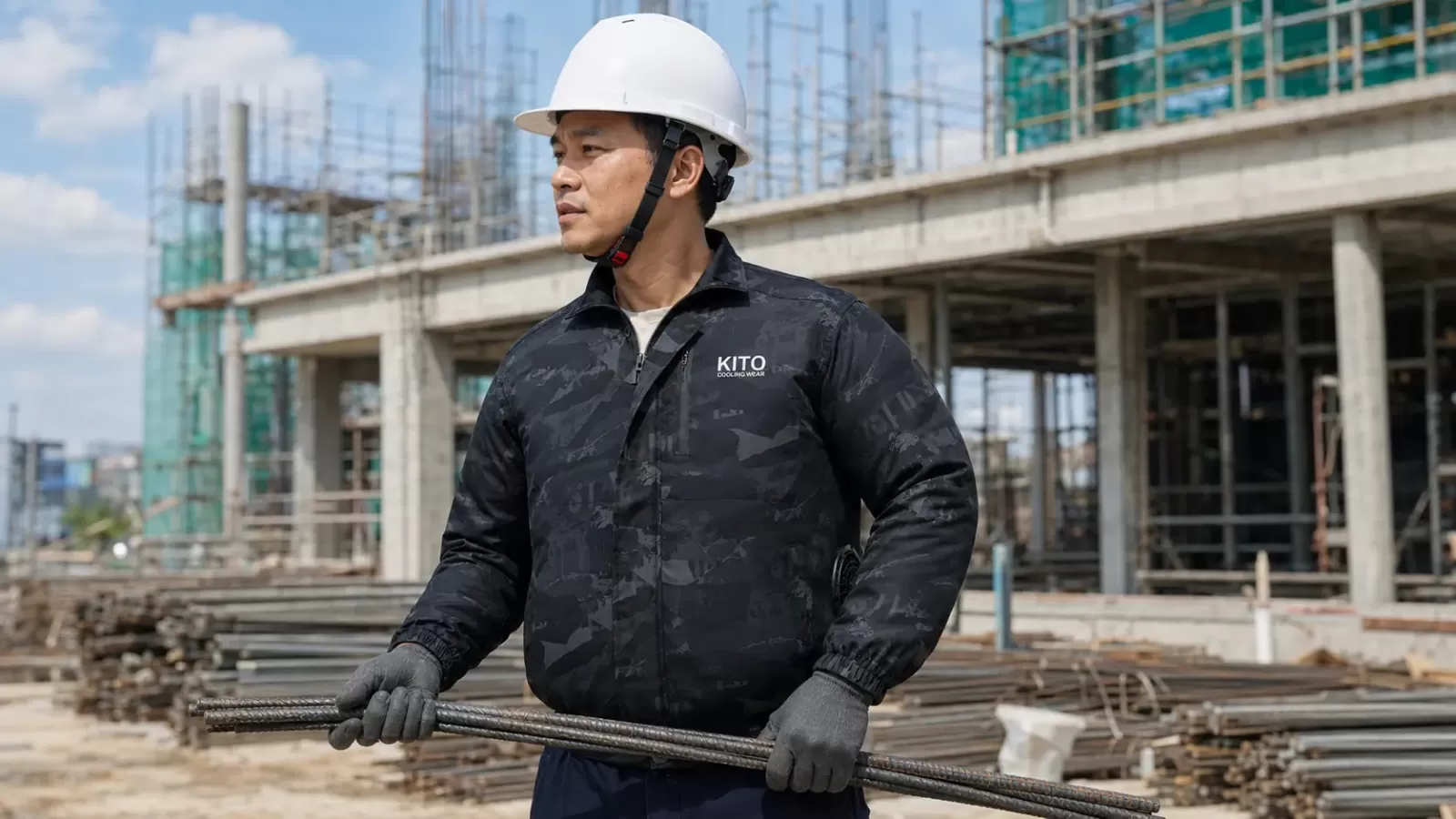 Người lao động mặc áo KITO KT05 camo đen không mũ
