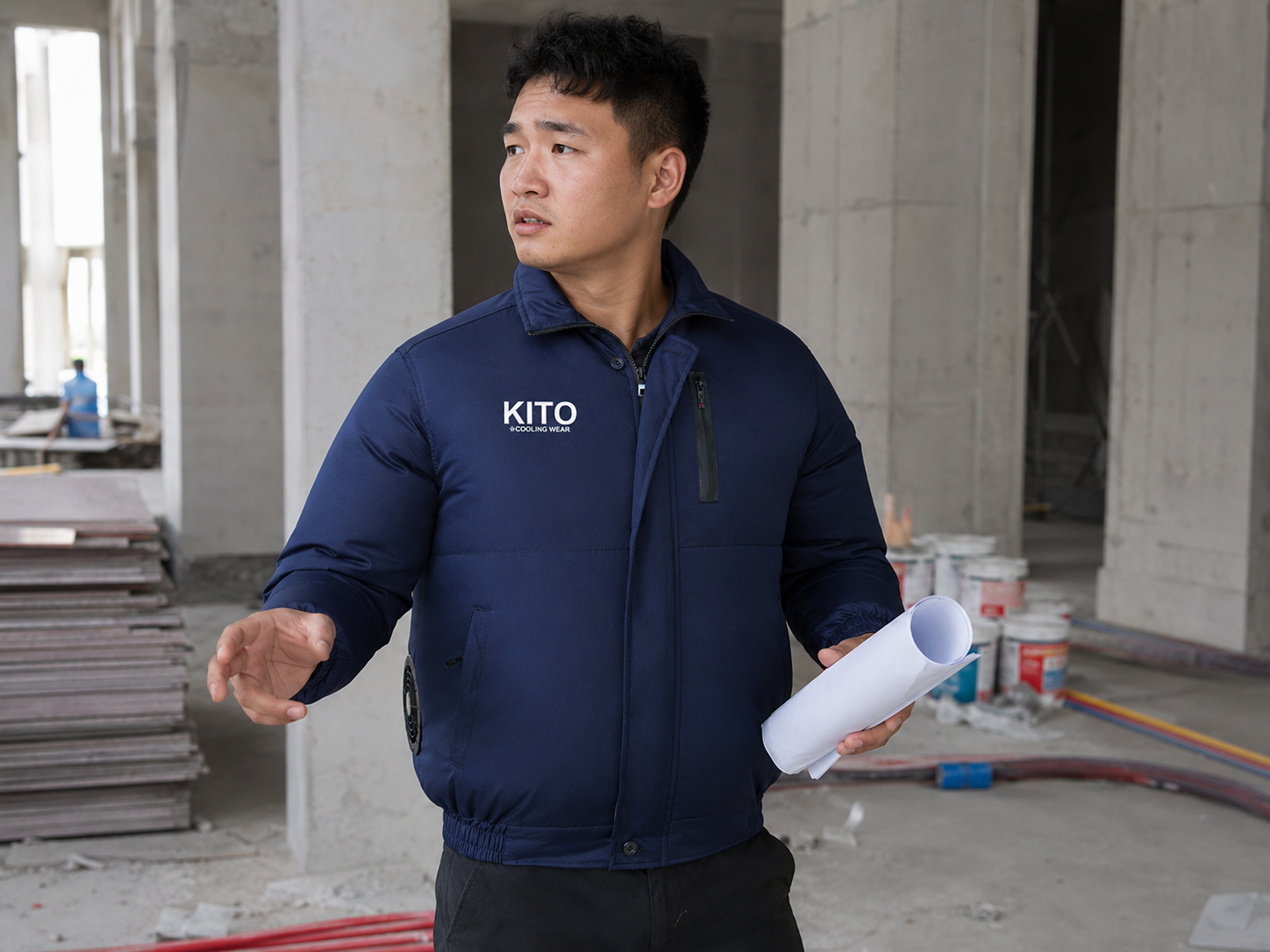 Người lao động mặc áo có quạt KITO tại công trình