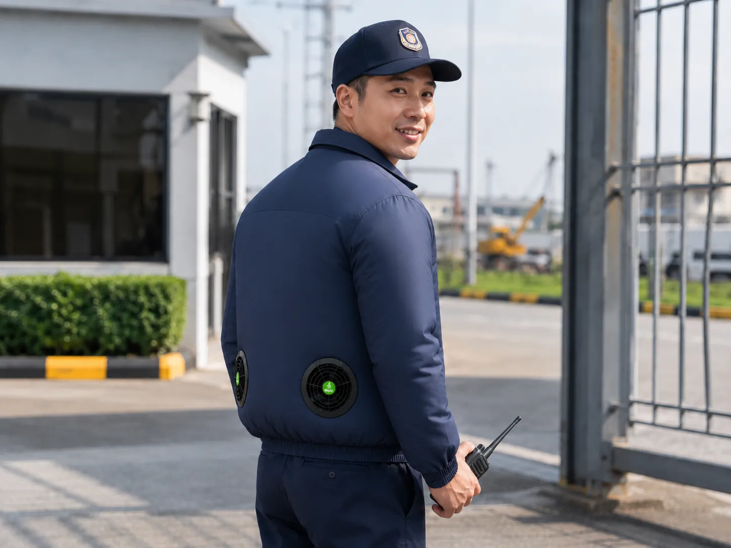 Bảo vệ mặc áo điều hòa đứng gác ngoài trời