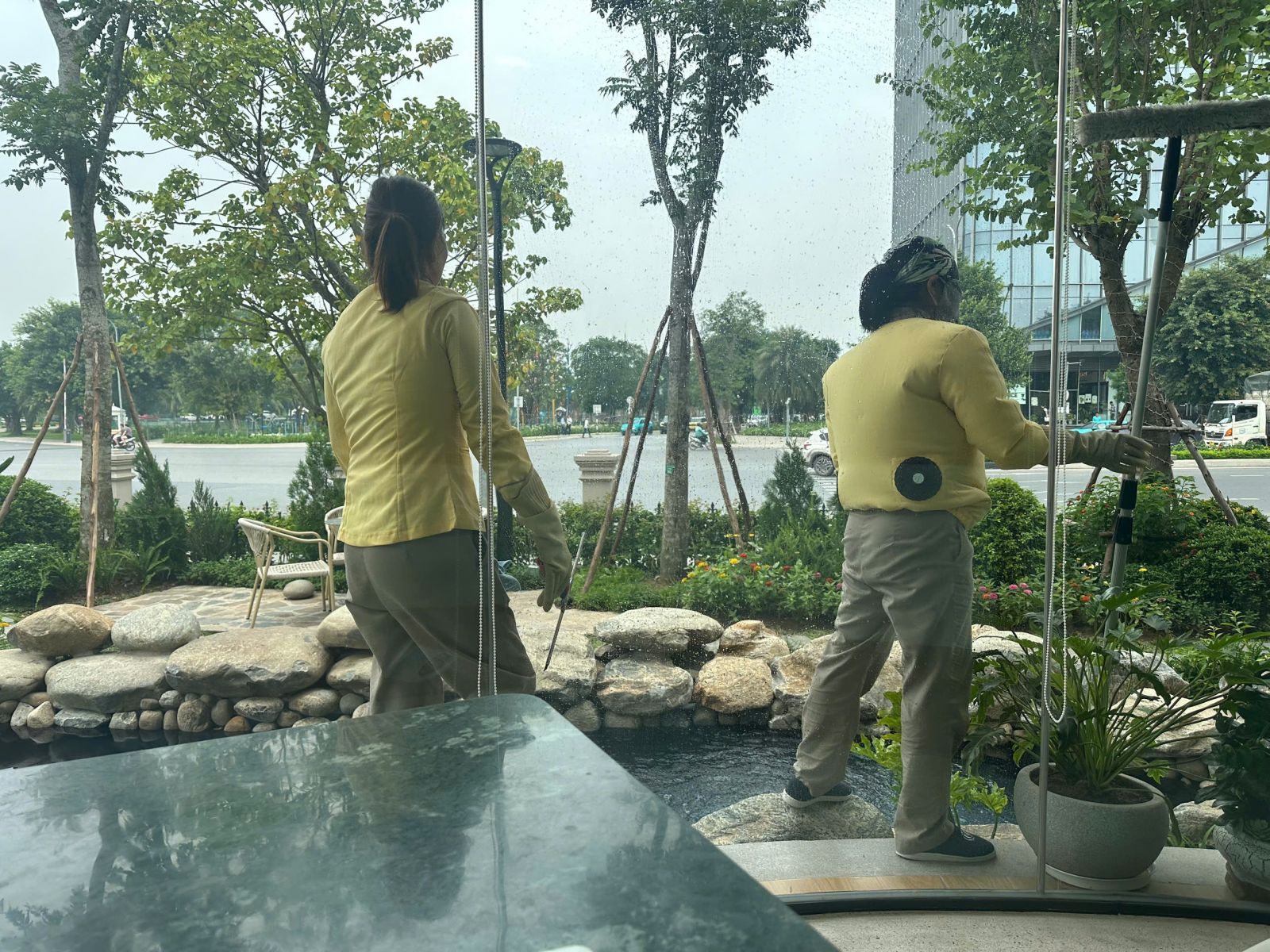 Chị lao công dọn dẹp vệ sinh ở Vinhome