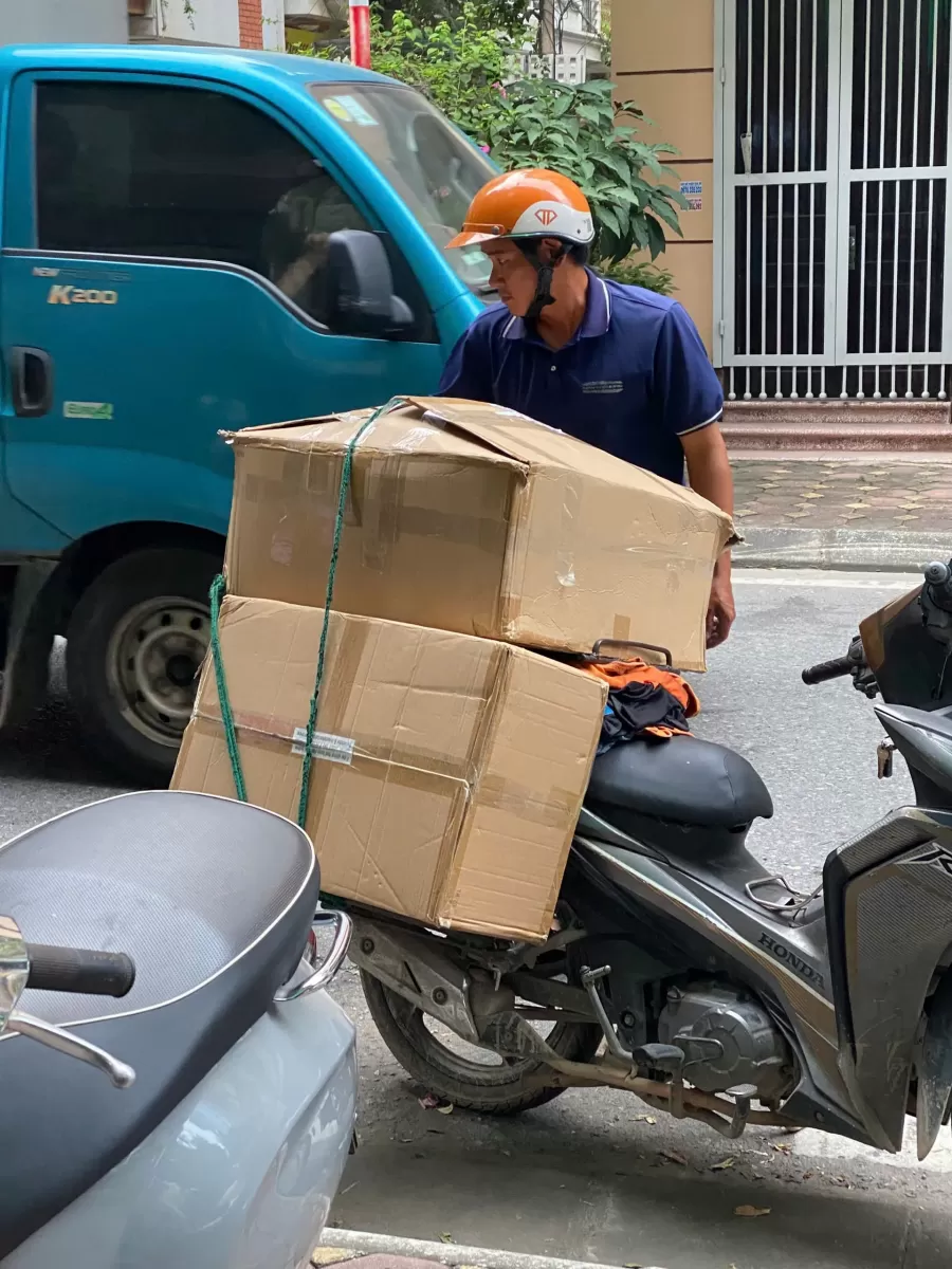 Shiper giao đơn hàng sỉ áo điều hòa KITO