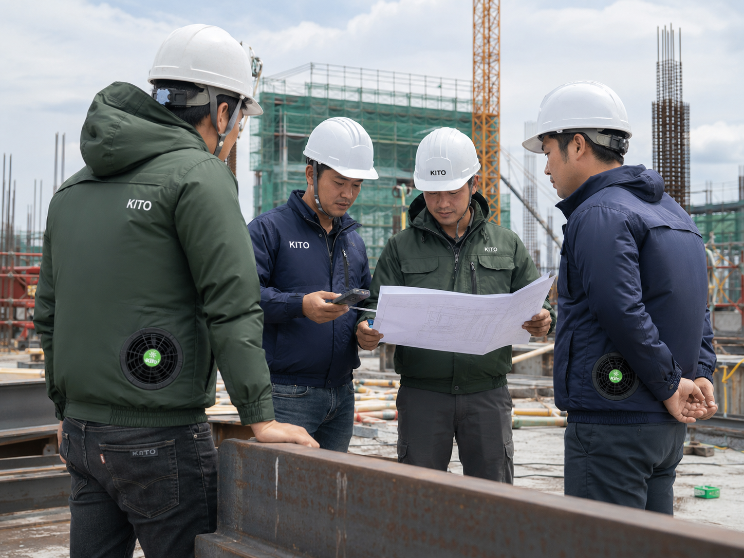 Nhân viên công trình hoặc kỹ thuật mặc áo điều hòa làm việc ngoài trời.