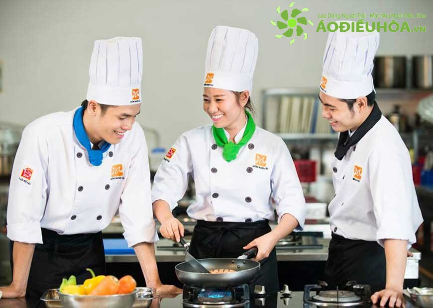 Trang phục nghề bếp đảm bảo tính linh hoạt và thuận tiện khi hoạt động 