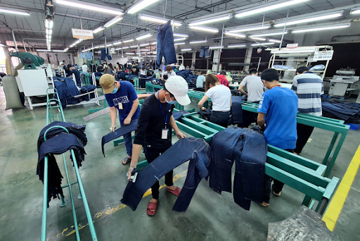 Lao động trong nhà xưởng là nghề vất vả, tiêu hao nhiều sức lao động