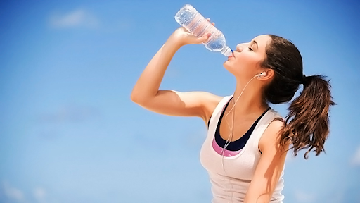 Nên uống nhiều nước nếu phải di chuyển ngoài trời nắng trong nhiều giờ